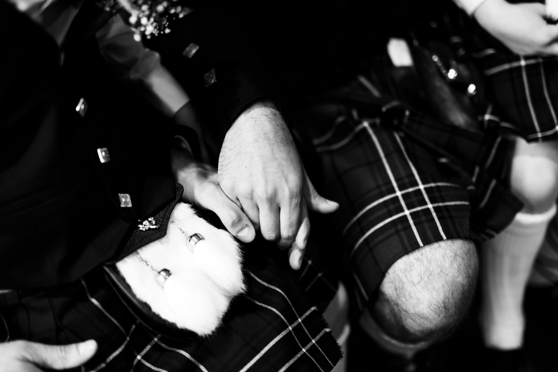 Detailaufnahme Kilt und Hände in Schwarzweiß — Hochzeitsfotograf Ostbelgien